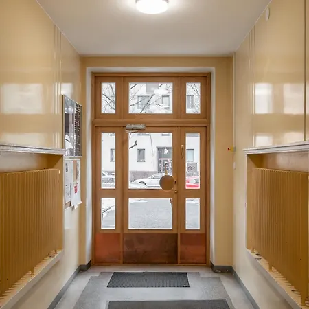 Remontoitu Yksioe Laehellae Helsingin Keskustaa Helsinky